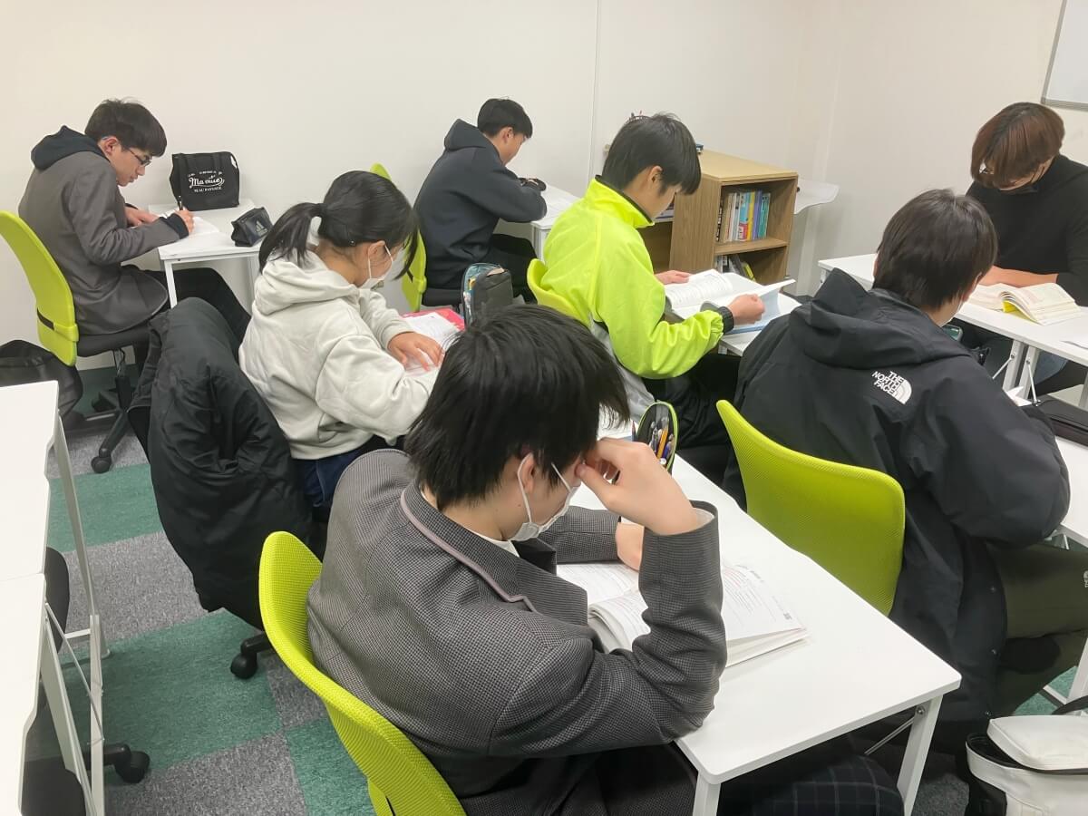 自習室で勉強している生徒